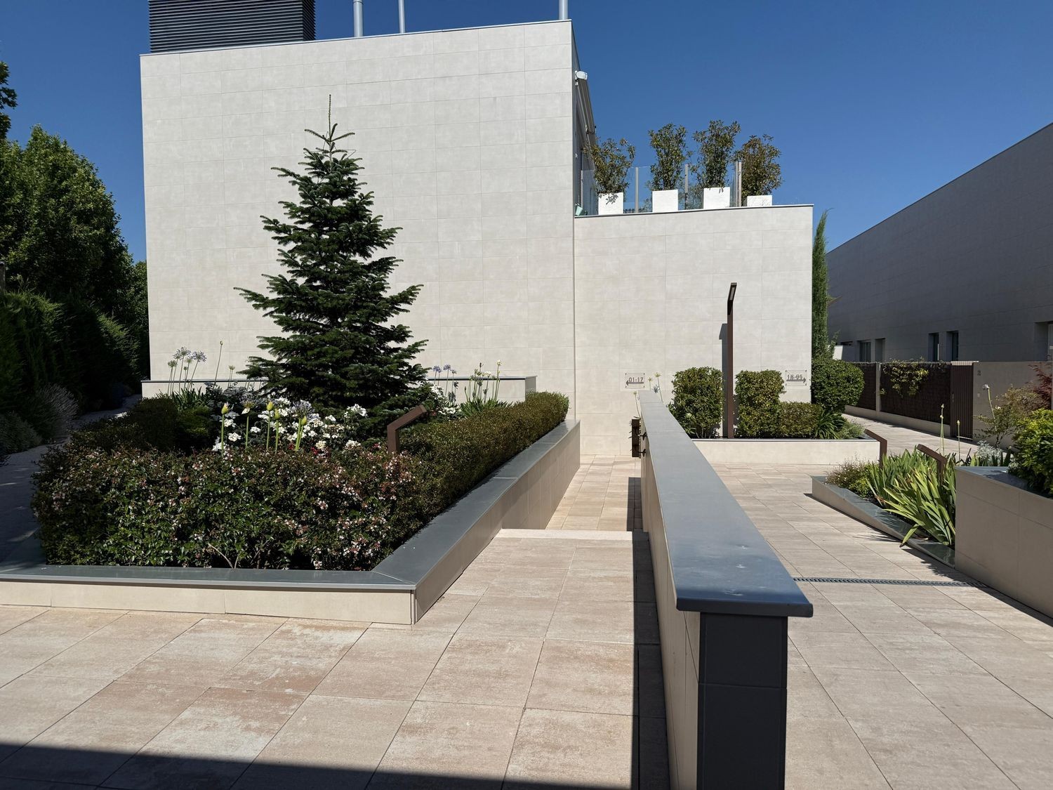 Dvīņu māja Madrid, Spānijā 5 istabas, 411 m2 Nr. 143129