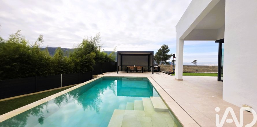 Talo Sant Fost de Campsentelles, Barcelona, Espanja 5 makuuhuonetta, 276 m2 No. 152571