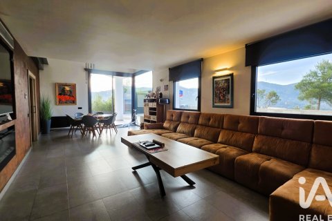 Talo myytävänä Sant Fost de Campsentelles, Barcelona, Espanja, 5 makuuhuonetta, 276 m2 No. 152571 - kuva 27