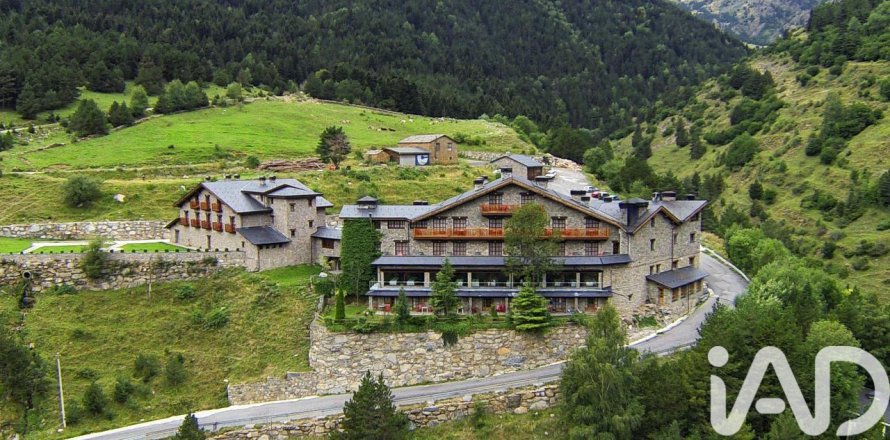 Propiedad comercial en Lérida, España 4716 m2 No. 152570