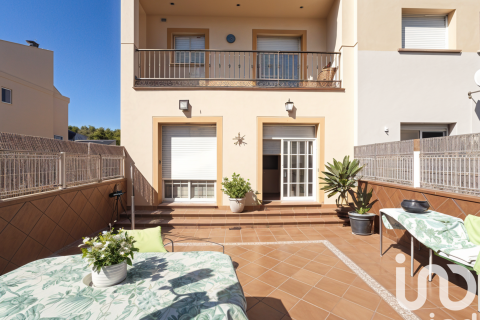 Kaupunkipientalo El Vendrell, Tarragona, Espanja 4 makuuhuonetta, 247 m2 No. 152966