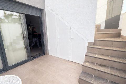 Takvåning till salu i Torrevieja, Alicante, Spanien 2 sovrum, 70 kvm. Nr. 165958 - foto 9