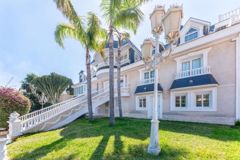 Продажа виллы в Аликанте, Испания 7 спален, 1126м2 №145329 - фото 1