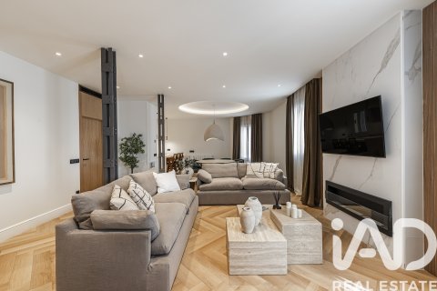 Apartamento en venta en Madrid, España 3 dormitorios, 192 m2 No. 172528 - foto 2
