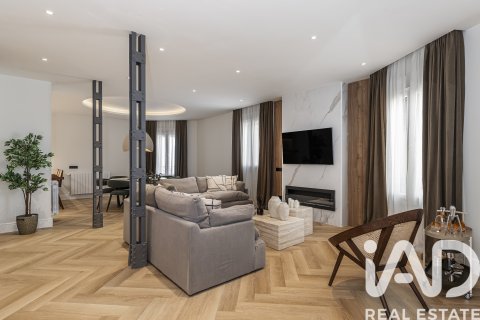 Apartamento en venta en Madrid, España 3 dormitorios, 192 m2 No. 172528 - foto 1