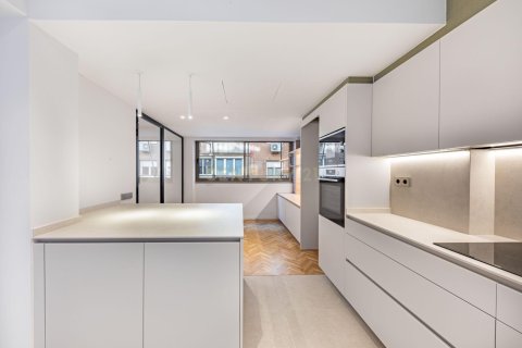 Wohnung zum Verkauf in Barcelona, Spanien 4 Schlafzimmer, 223 m2 Nr. 166908 - Foto 3