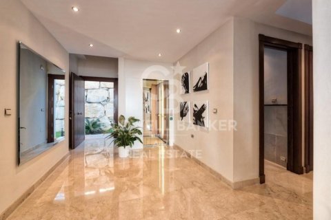 Villa for sale in Benahavis, Malaga, Spain 5 bedrooms, 582 sq.m. No. 157306 - photo 2