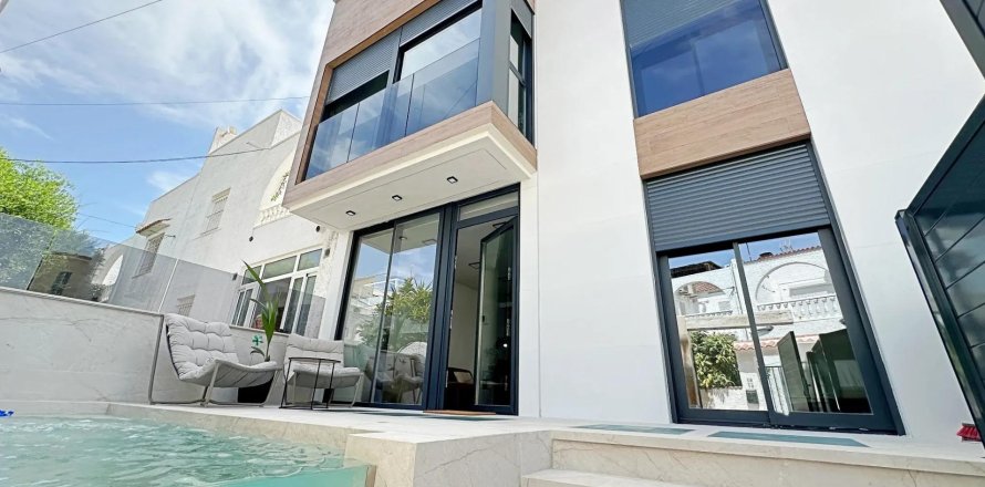 Townhouse in Torrevieja, Alicante, Spain 3 bedrooms, 180 sq.m. No. 193805