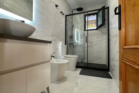 Lägenhet till salu i Torrevieja, Alicante, Spanien 2 sovrum, 119 kvm. Nr. 161491 - foto 22