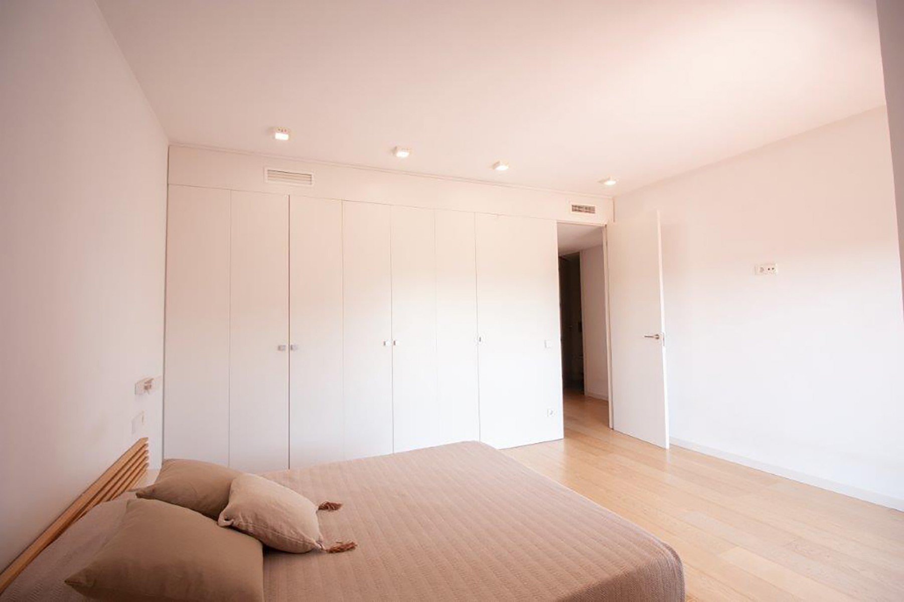 Propiedad comercial en Valencia, València, España 4 dormitorios, 185 m2 No. 133326