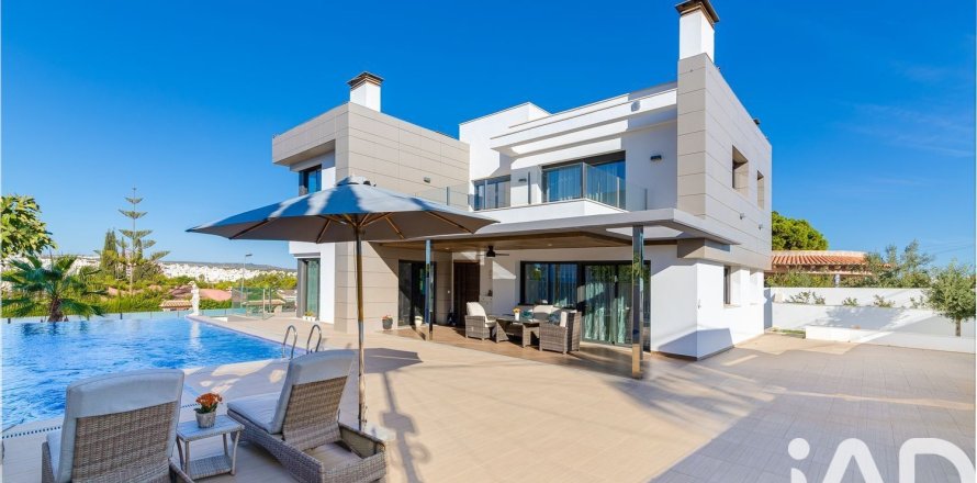 Hus i Torrevieja, Alicante, Spanien 3 sovrum, 461 kvm. Nr. 173087