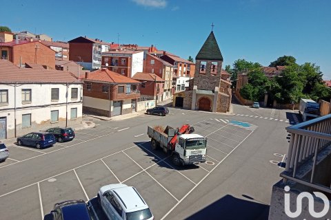 Apartment for sale in Astorga, Leon, Spain 3 bedrooms, 130 sq.m. No. 186156 - photo 2