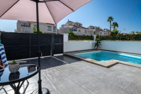 Villa en venta Torrevieja, Alicante, España 3 dormitorios, 106 m2 No. 137771 - foto 2