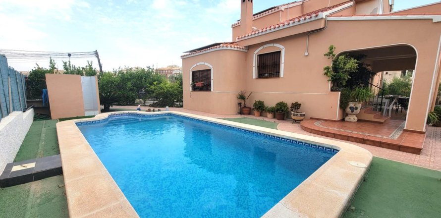 Villa Torrevieja, Alicante, Spain 4 bedrooms, 175 sq.m. No. 137767