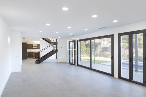 Villa for sale in Cabrils, Barcelona, Spain 4 bedrooms, 326 sq.m. No. 150569 - photo 3