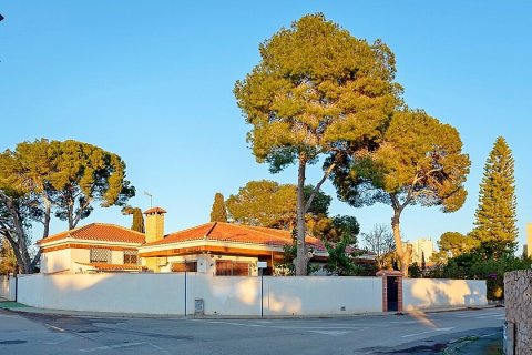 Продажа виллы Дехеса де Кампоамор, Аликанте, Испания 8 спален, 300м2 №111132 - фото 1