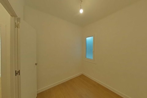 Продажа квартиры в Барселона, Испания 4 спальни, 66м2 №167155 - фото 16