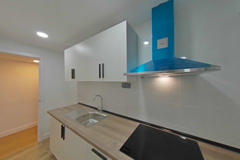 Продажа квартиры в Барселона, Испания 4 спальни, 66м2 №167155 - фото 3