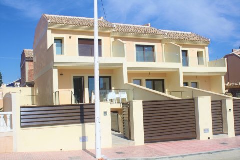Kaupunkipientalo myytävänä Torrevieja, Alicante, Espanja, 3 makuuhuonetta, 187 m2 No. 115996 - kuva 1