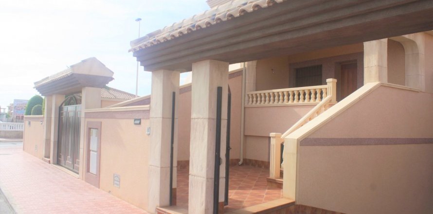 Townhouse Torrevieja, Alicante, Espagne 3 chambres, 225 m2 No. 115993