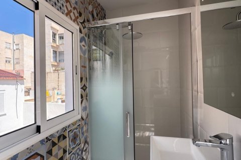 Huoneisto myytävänä Torrevieja, Alicante, Espanja, 5 makuuhuonetta, 130 m2 No. 139976 - kuva 14