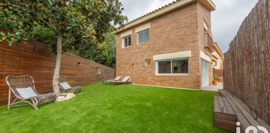 Дом в Сан-Андреу-де-Льяванерес, Барселона, Испания 3 спальни, 341м2 №153787