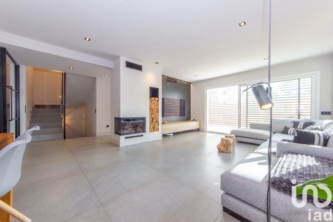 Продажа дома в Сан-Андреу-де-Льяванерес, Барселона, Испания 3 спальни, 341м2 №153787 - фото 2