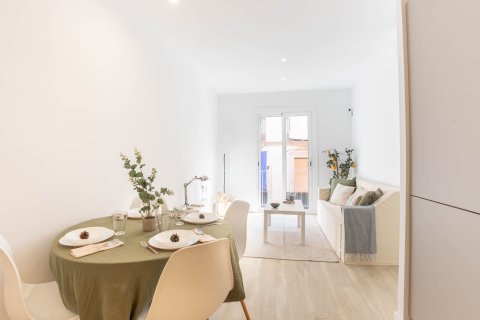 Apartamento en venta en Barcelona, España 3 dormitorios, 54 m2 No. 140742 - foto 1