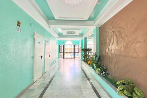 Apartamento en venta en Torrevieja, Alicante, España 1 dormitorio, 51 m2 No. 184330 - foto 2