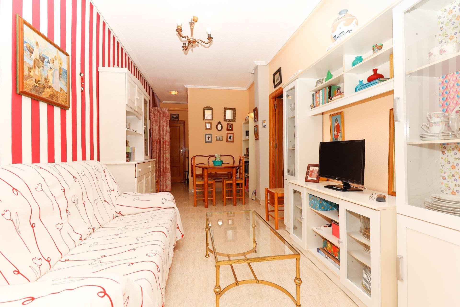 Apartamento en Torrevieja, Alicante, España 1 dormitorio, 60 m2 No. 184324