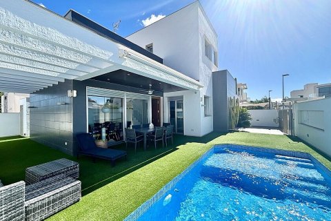 Villa in vendita Mil Palmeras, Alicante, Spagna 3 camere da letto, 132 mq. N° 111284 - foto 1