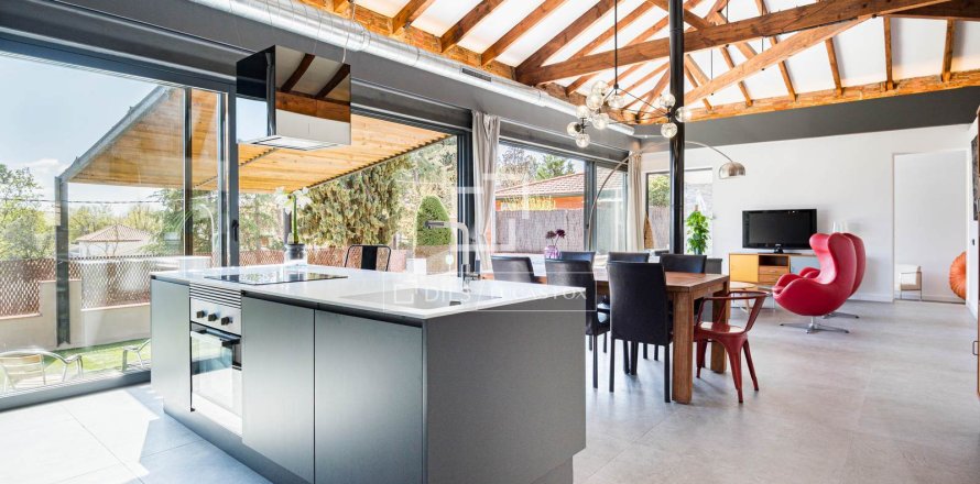 Villa in Bellaterra, Barcelona, Spain 14 bedrooms, 467 sq.m. No. 164611