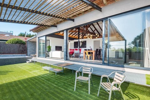 Villa for sale in Bellaterra, Barcelona, Spain 14 bedrooms, 467 sq.m. No. 164611 - photo 29