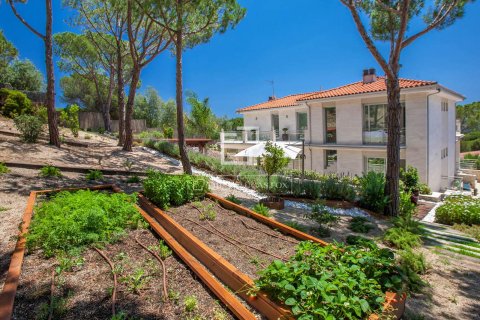 Villa for sale in Cabrils, Barcelona, Spain 6 bedrooms, 786 sq.m. No. 164607 - photo 3