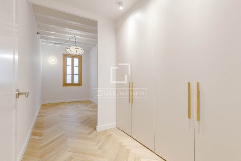 Apartment for sale in Barcelona, Spain 3 bedrooms, 125 sq.m. No. 164610 - photo 17