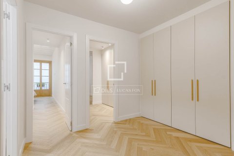 Apartment for sale in Barcelona, Spain 3 bedrooms, 125 sq.m. No. 164610 - photo 16