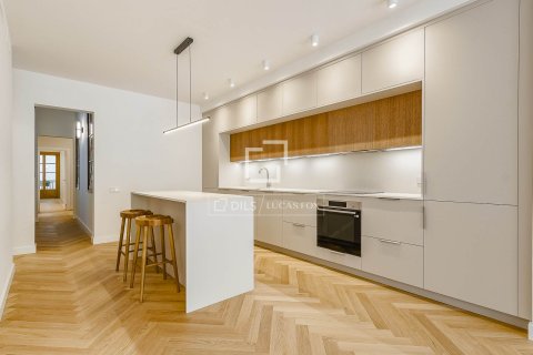 Apartment for sale in Barcelona, Spain 3 bedrooms, 125 sq.m. No. 164610 - photo 29