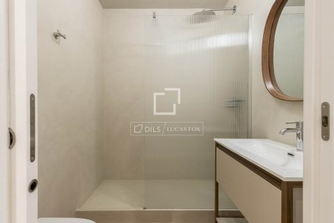 Apartment for sale in Barcelona, Spain 3 bedrooms, 125 sq.m. No. 164610 - photo 15