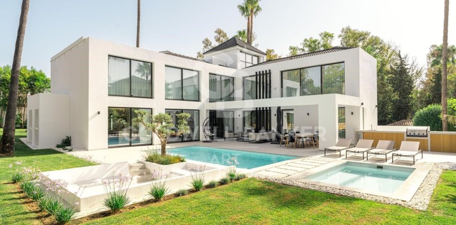 Villa in Marbella, Malaga, Spain 4 bedrooms, 360 sq.m. No. 158171