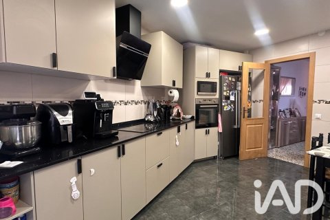 Продажа квартиры в Сан-Андреу-де-ла-Барка, Барселона, Испания 5 спален, 172м2 №187834 - фото 1