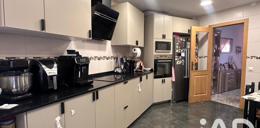 Квартира в Сан-Андреу-де-ла-Барка, Барселона, Испания 5 спален, 172м2 №187834