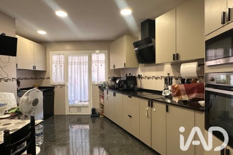 Продажа квартиры в Сан-Андреу-де-ла-Барка, Барселона, Испания 5 спален, 172м2 №187834 - фото 2