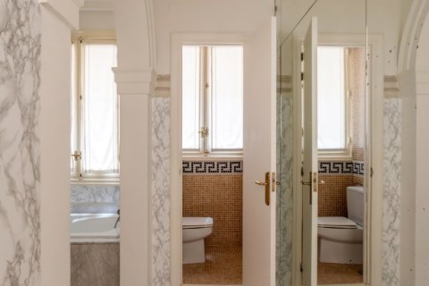 Продажа квартиры в Мадрид, Испания 3 спальни, 246м2 №187763 - фото 24