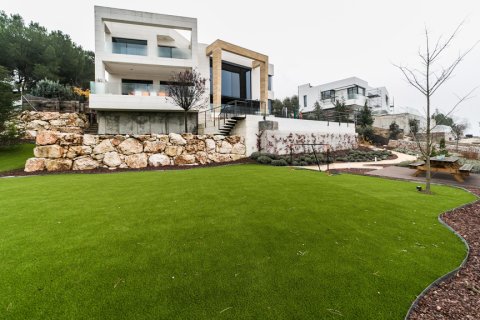 Huvila vuokrattavana Las Rozas de Madrid, Madrid, Espanja, 7 makuuhuonetta, 750 m2 No. 155286 - kuva 2