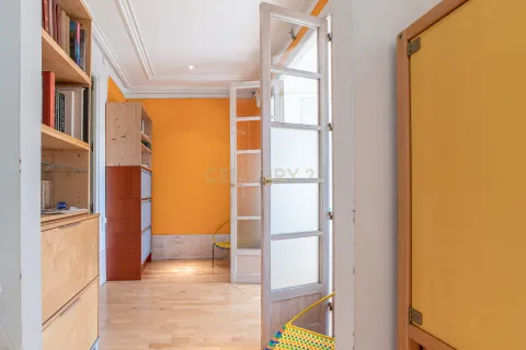 Apartment for sale in Barcelona, Spain 8 bedrooms, 230 sq.m. No. 166943 - photo 15