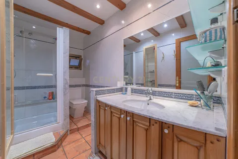 Apartment for sale in Barcelona, Spain 8 bedrooms, 230 sq.m. No. 166943 - photo 7