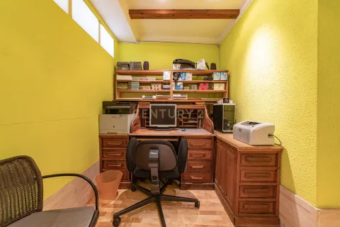 Apartment for sale in Barcelona, Spain 8 bedrooms, 230 sq.m. No. 166943 - photo 25