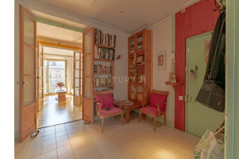 Apartment for sale in Barcelona, Spain 8 bedrooms, 230 sq.m. No. 166943 - photo 4