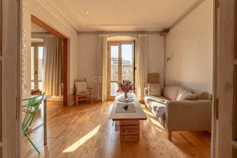 Apartment for sale in Barcelona, Spain 8 bedrooms, 230 sq.m. No. 166943 - photo 2