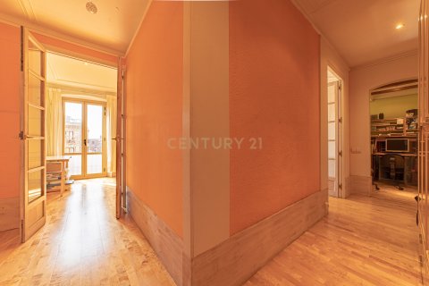 Apartment for sale in Barcelona, Spain 8 bedrooms, 230 sq.m. No. 166943 - photo 21